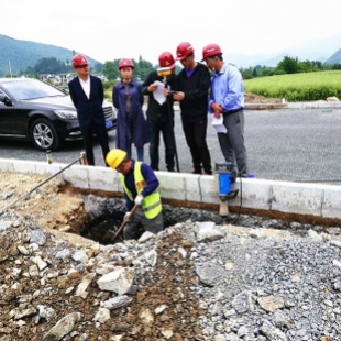 公司领导到东黄山国际小镇项目路灯工程工地督查施工情况