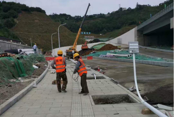 我公司道路照明和桥梁亮化产品为遵义凤新快线增光添彩(图1)